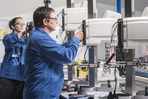 Montage des équipements de laboratoire